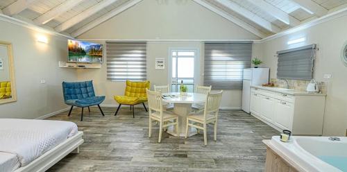 Dalton Bed & Breakfast | בקתות לוטן דלתון - 4 בקתות עם ג'קוזי פרטי ו-2 בריכות משותפות