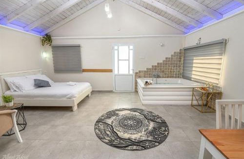 Dalton Bed & Breakfast | בקתות לוטן דלתון - 4 בקתות עם ג'קוזי פרטי ו-2 בריכות משותפות