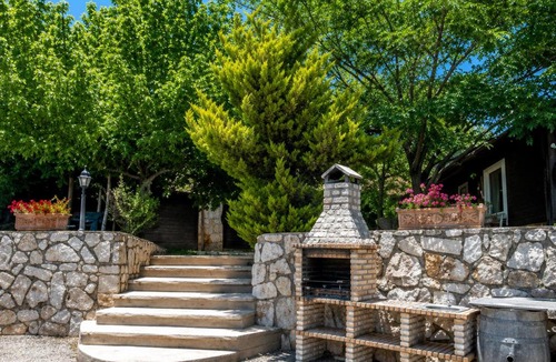 Beit Jann Apartment | בקתות עץ מעל העננים - אירוח דרוזי- בקתות כפריות עם נוף מהמם ובריכה מחוממת מקורה משותפת
