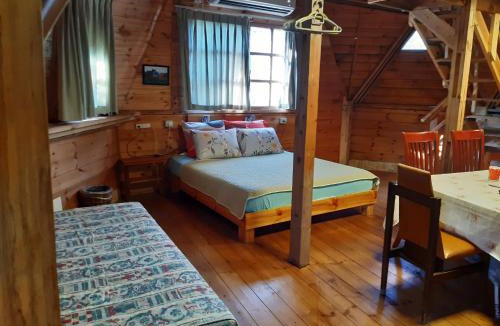 Manot Other | בקתת עץ בחורש במנות - דום גיאודזי - Wooden cabin in Manot