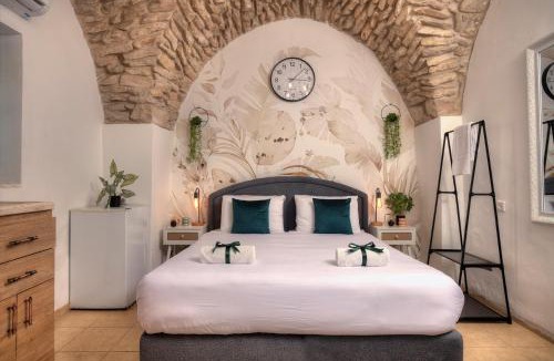 Artists Colony Hotel | בראשית - סוויטות בוטיק בצפת העתיקה - Beresheet - Boutique Suites in the Old City