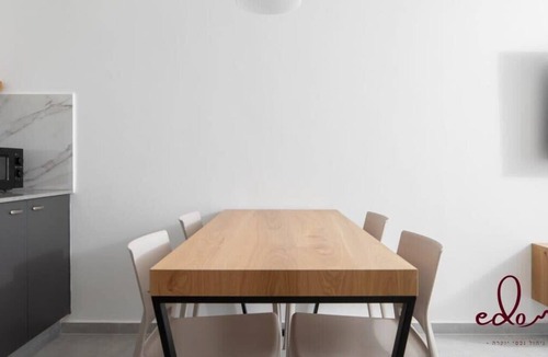 Eilat Apartment | דירה משפחתית מעוצבת עם 2 חדרי שינה ומרפסת - By Edom
