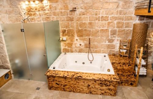 Acre Old City Bed & Breakfast | האבן והים - סוויטה מדהימה עם ג'קוזי בעיר העתיקה עכו