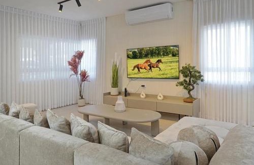 Migdal House | וילה ג'נסיס - וילה מהממת למשפחות עם בריכה פרטית מחוממת ליד הכנרת