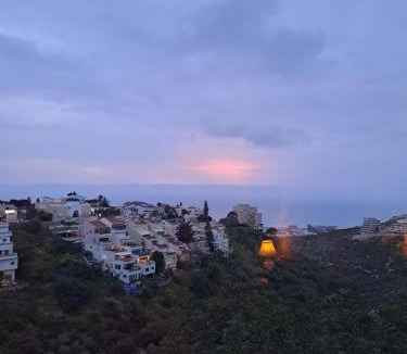 Haifa Apartment | חופשה שקטה בכרמל נוף לים, שקיעות וחניה חינם