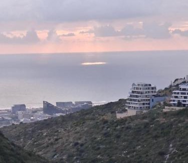 Haifa Apartment | חופשה שקטה בכרמל נוף לים, שקיעות וחניה חינם