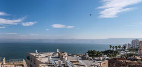 Tiberias House | חופש יהונתן-דירה עם נוף לכנרת Hofesh Yehonatan Kinneret View 6BR Apt
