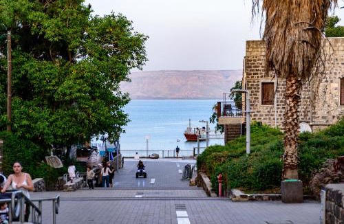 Tiberias Old City Cabin | חופש יהונתן -צימרים בכנרת בטיילת טבריה hofesh yehonatan cabin promnade tibrias