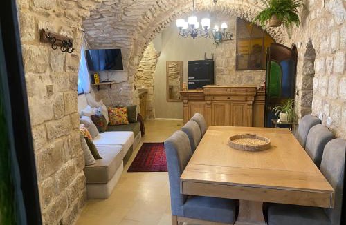 Artists Colony Apartment | לאה- וילה בוטנית LEAH- botanical villa