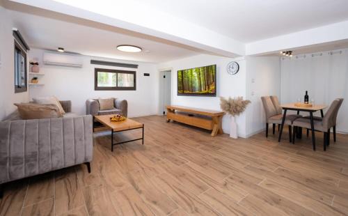 Rehov Apartment | לב המעיין- סוויטה מושלמת עם ג'קוזי במושב פסטורלי