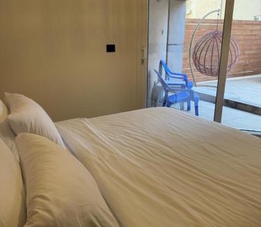 Bat Yam Hotel | סוויטות גן עם סאונה פרטית ואמבט ספא