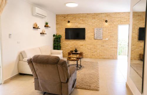 Beit She'an Apartment | סוויטת אריאל - סוויטה משפחתית עם מרפסת בבית שאן