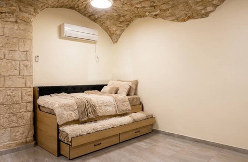 Safed Old City Apartment | סוויטת "תרפ"ט 12" - בית אבן עתיק עם פטיו פרטי