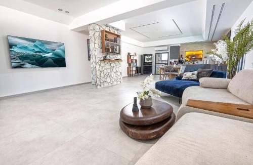 Dalton Apartment | פלואלס - וילת יוקרה עם 4 חדרי שינה ובריכה מחוממת וגקוזי