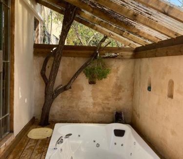 Ein Hod Artists Village Cabin | צימר השקדיה