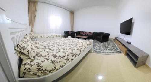 Al Shamkha Bed & Breakfast | غرفة ماستر مع سريرين كبار وشاشة ومجلس