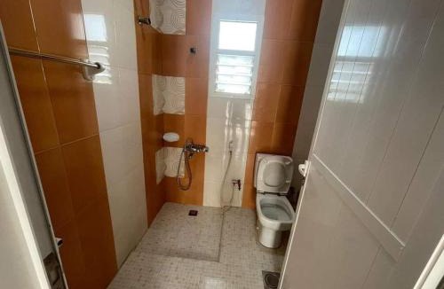 Al Khuwair Apartment | غرفه بحمام خاص