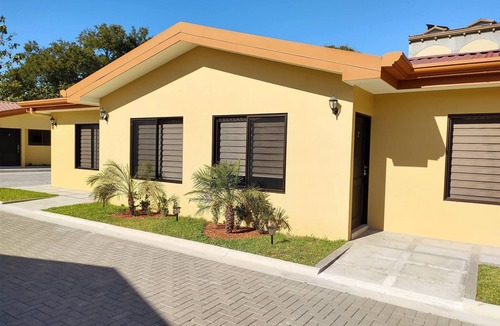 Guardia House | #1 New & modern 2 bed suite with shared pool