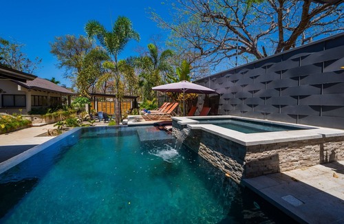 Playa Langosta House | 12 Guests 5 Bedrooms Private Pool Firepit Walk to Beach