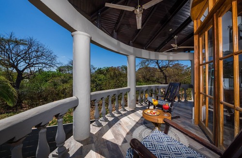 Playa Langosta House | 12 Guests 5 Bedrooms Private Pool Firepit Walk to Beach