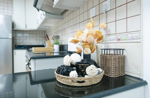 Jumeirah Beach Residence Apartment | 14 mins to Beach with Stunning Sunset Views. Family friendly w/Jacuzzi/Gameroom