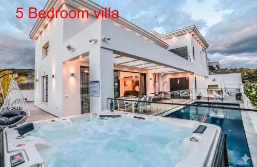 Migdal Villa | 2 וילות צמודות מהממות - בריכה ג'קוזי וחדר ממ"ד פרטיים בכל וילה