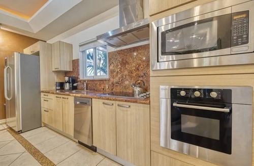 Tamarindo Condo | 2 Bedroom 2.5 bath Spacious Condo1min walk to Beach in Tamarindo Center Sleep 6