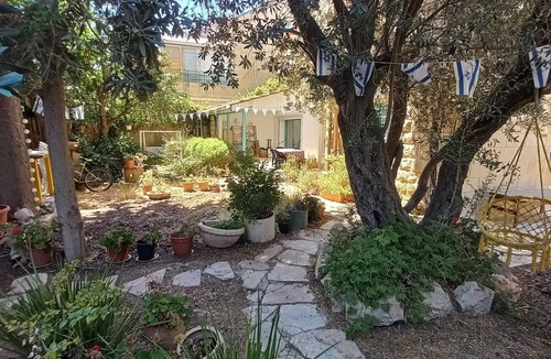 Emek Refaim Apartment | 2-bedroom garden apartment in fabulous Baka Jerusalem with AC