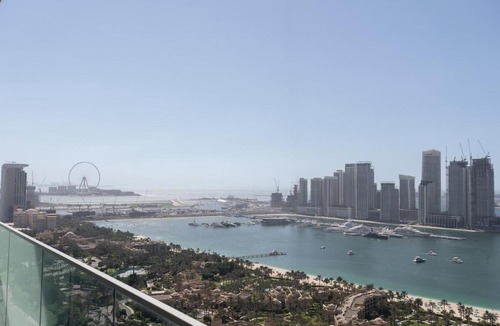 Dubai Media City Apartment | 20th Floor Beach View Retreat, Palm View