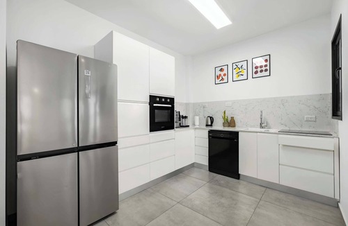 Bat Yam Apartment | 24th Floor 3BR Tower | Sea & City View | Mamad