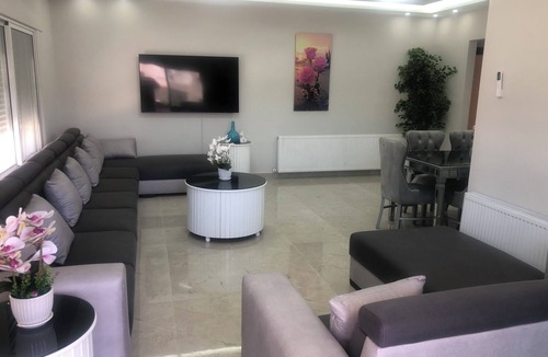 Suwailih Condo | 3-bedroom condo in adorable Royal hills al hummer 15 minutes to Amman WiFi, AC