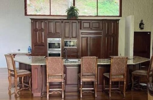 Los Guido House | 3-bedroom custom Tree house in welcoming Cartago with WiFi, waterfalls, trails