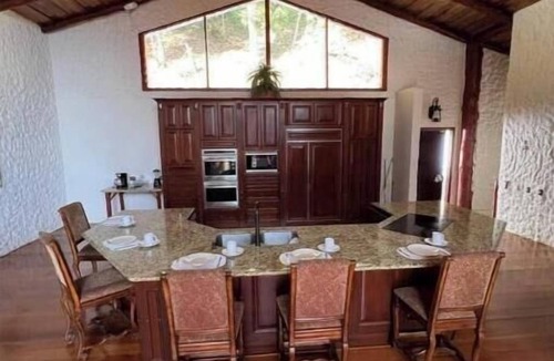 Los Guido House | 3-bedroom custom Tree house in welcoming Cartago with WiFi, waterfalls, trails