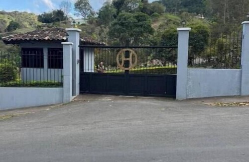 Los Guido House | 3-bedroom custom Tree house in welcoming Cartago with WiFi, waterfalls, trails