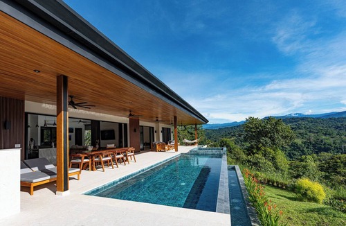 Dominical House | 3-bedroom Luxury Villa Dominical Walk to the Waterfalls!