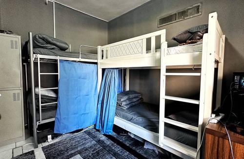 Al Rigga Bed & Breakfast | 3-Shared bedroom Bunk bed & FREE breakfast -Dubai Zeus Hostel- Free WiFi, AC