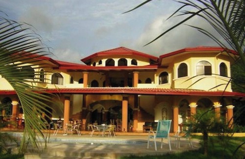 Alfombra Villa | 3BR Fully staffed Jungle Villa with Toucans, Mountains and Waterfalls!