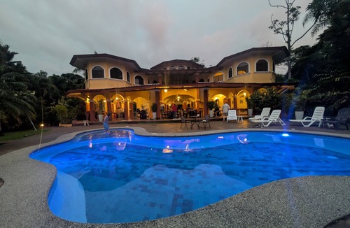 Alfombra Villa | 3BR Fully staffed Jungle Villa with Toucans, Mountains and Waterfalls!