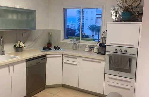 Rishon LeTsiyon Apartment | 4-bedroom apartment. Clean, with a lot of space, light. next to shopping centre