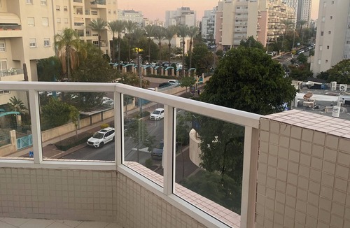 Rishon LeTsiyon Apartment | 4-bedroom apartment. Clean, with a lot of space, light. next to shopping centre