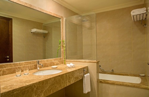 Al Aqah Hotel | 4 Welcoming Rooms near Diving and Snorkeling - Ideal for a Weekend Break