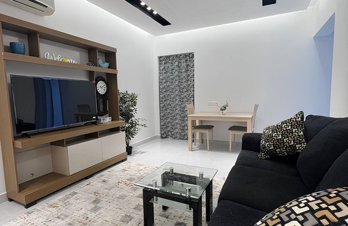 Al Maabilah Apartment | 5 دقائق إلى المنتزه الترفيهي! شقة عائلية مع غرفة ألعاب وتراس