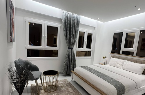 Al Maabilah Apartment | 5 دقائق إلى المنتزه الترفيهي! شقة عائلية مع غرفة ألعاب وتراس