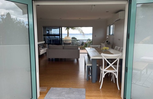 Manly House | 5 minutes to the beach.Large sunny beach house. Pet friendly