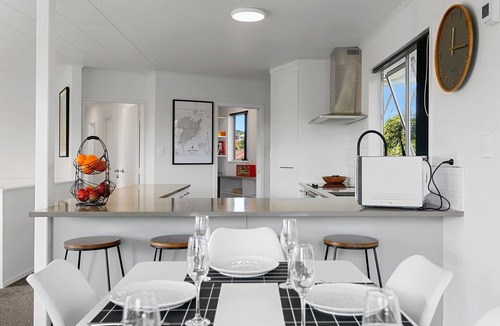 Two Mile Bay House | 5 Minutes Walk to Lake & Drive to Town