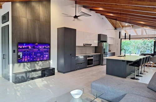 Tambor House | 5-Star Luxury Villa· Private Pool· 1 Block to Beach·Perfect for Large Families