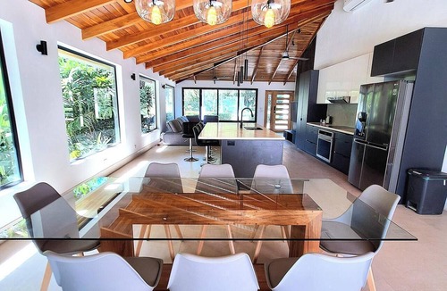 Tambor House | 5-Star Luxury Villa· Private Pool· 1 Block to Beach·Perfect for Large Families