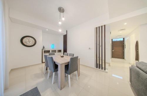 Sharjah Villa | 5BR Private Pool Villa in Sharjah - BBQ Area - Nasma