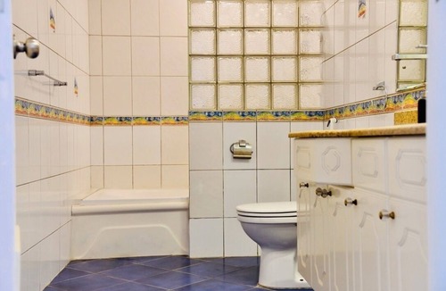 Azaiba House | 6-bedroom B&B, Azaiba beach Muscat with AC/WiFi/22 M lap pool, near restaurants