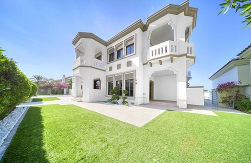 Palm Jumeirah Villa | 6-br Elegant Villa on Palm Jumeirah with Big Garden Space